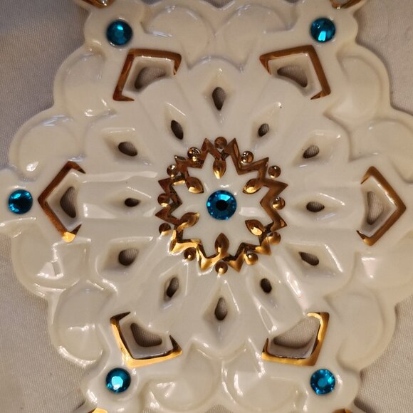 LENOX 2005 Annual Gemmed Snowflake Ornament - Picture 7 of 8